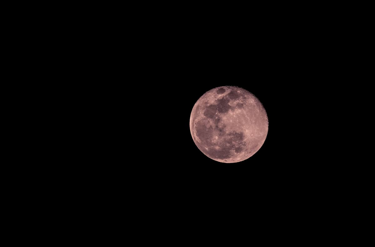 Aprovecha toda la energía de la Luna Rosa con estos CUATRO rituales