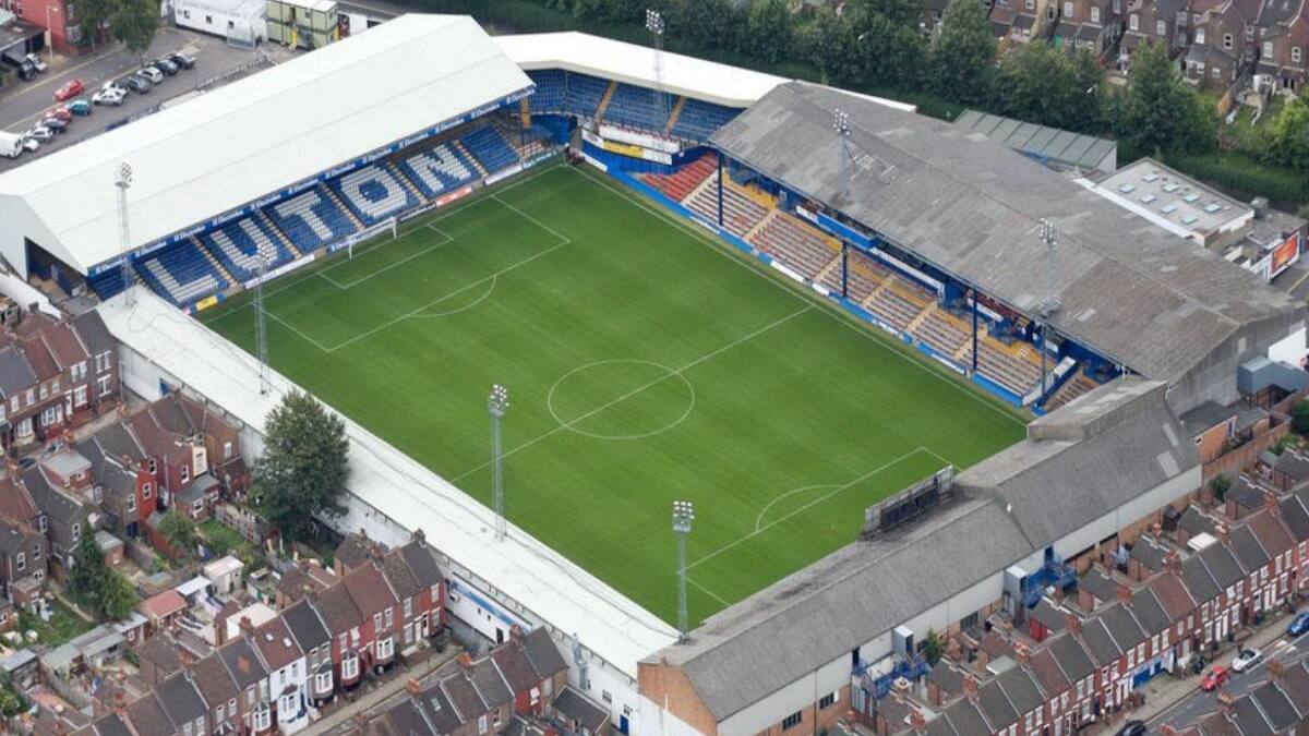 GALERÍA | ¡Se ingresa por las casas de los vecinos! El pintoresco estadio del Luton Town que ahora estará en la Premier League