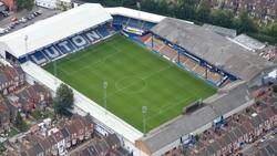 GALERÍA | ¡Se ingresa por las casas de los vecinos! El pintoresco estadio del Luton Town que ahora estará en la Premier League