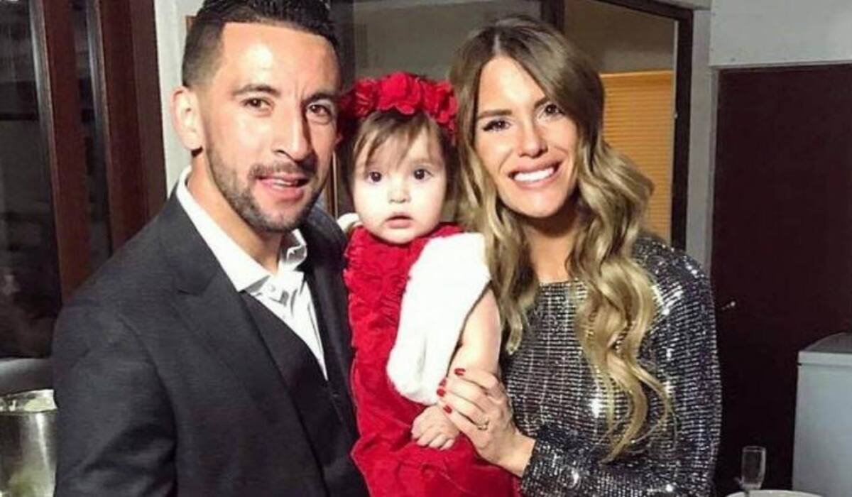Mauricio Isla y Gala Caldirola junto a su hija, Luz Elif.