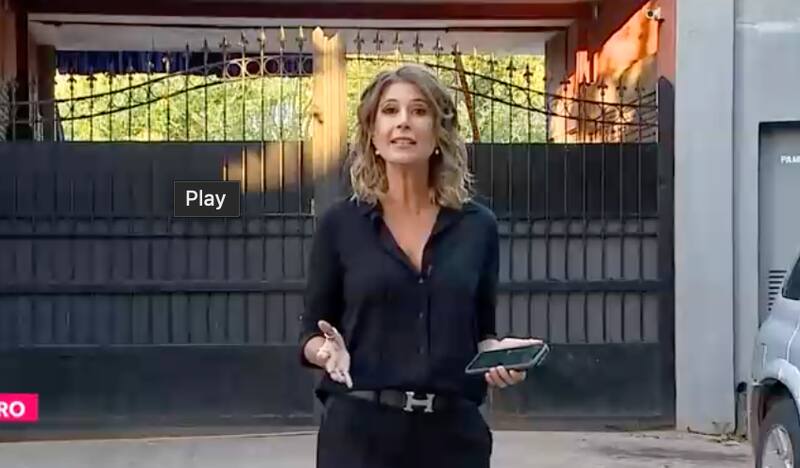 Maca Pizarro a las afueras de la casa donde se grabará "Gran Hermano Chile". Créditos: CHV.