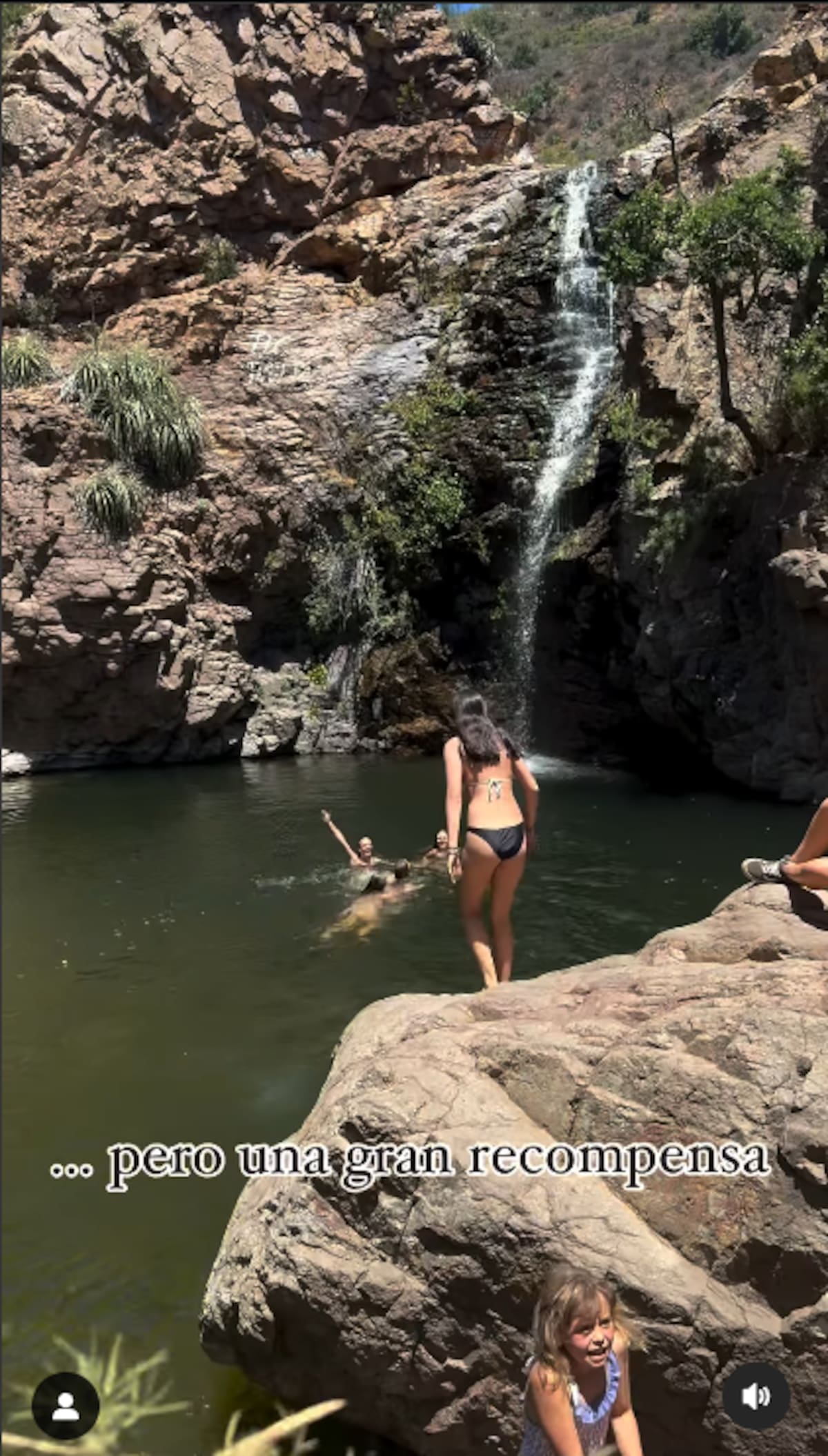 La periodista compartió su visita a la Cascada Palos Quemados.
