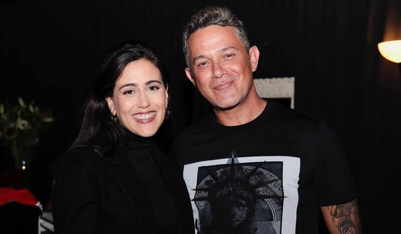 condecoró a Alejandro Sanz por ayuda humanitaria.