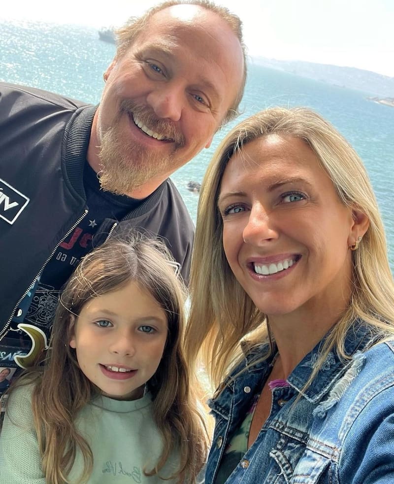 Macarena Tondreau y Alfredo Alonso junto a su hija / Créditos: Instagram