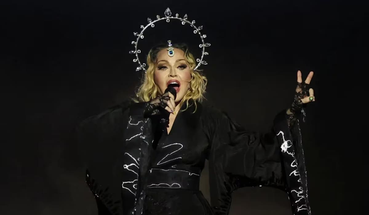 Madonna ingresó como una diosa a su show en Brasil.