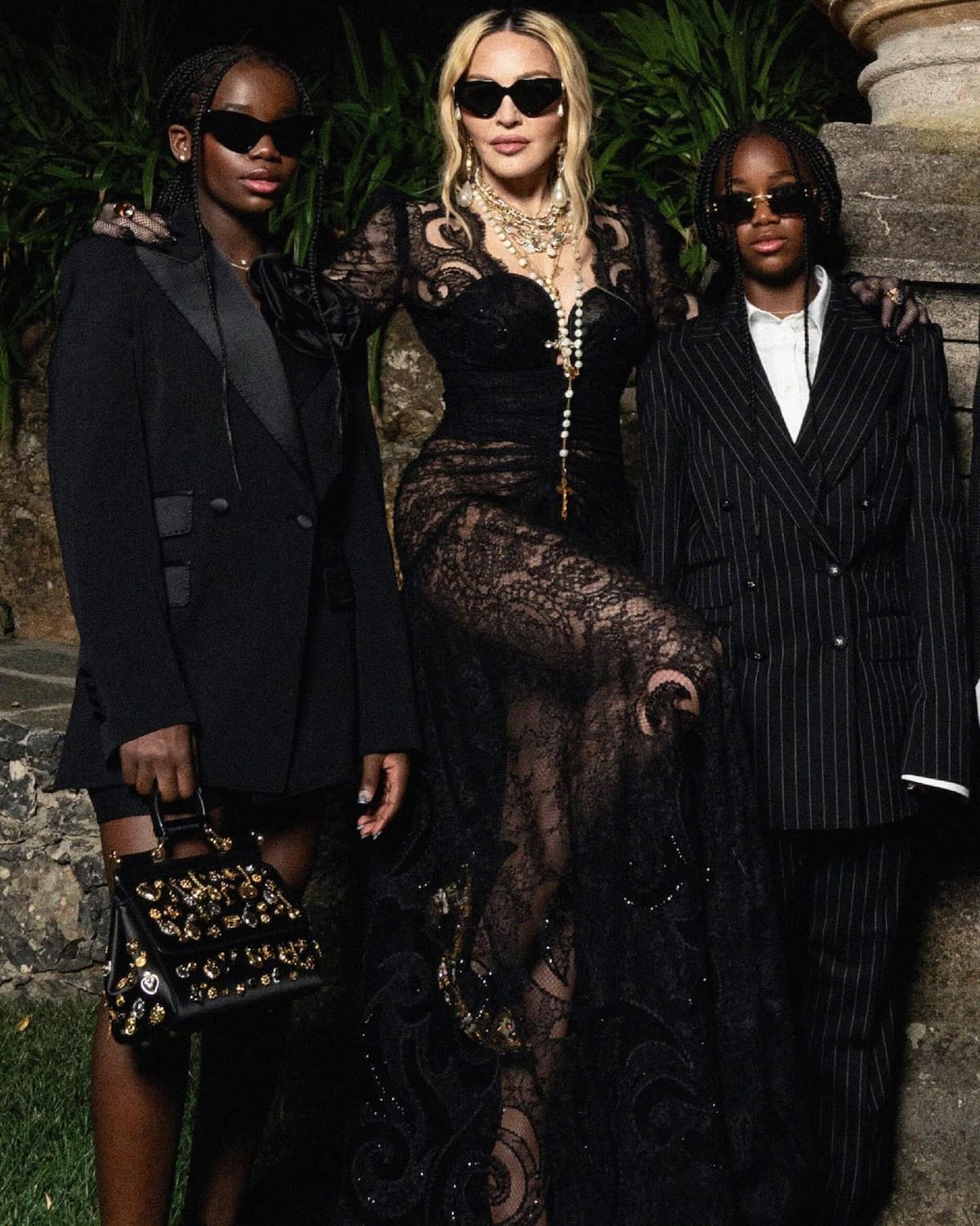 Madonna junto a sus hijos