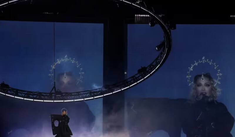 Madonna al comienzo de show en Brasil.