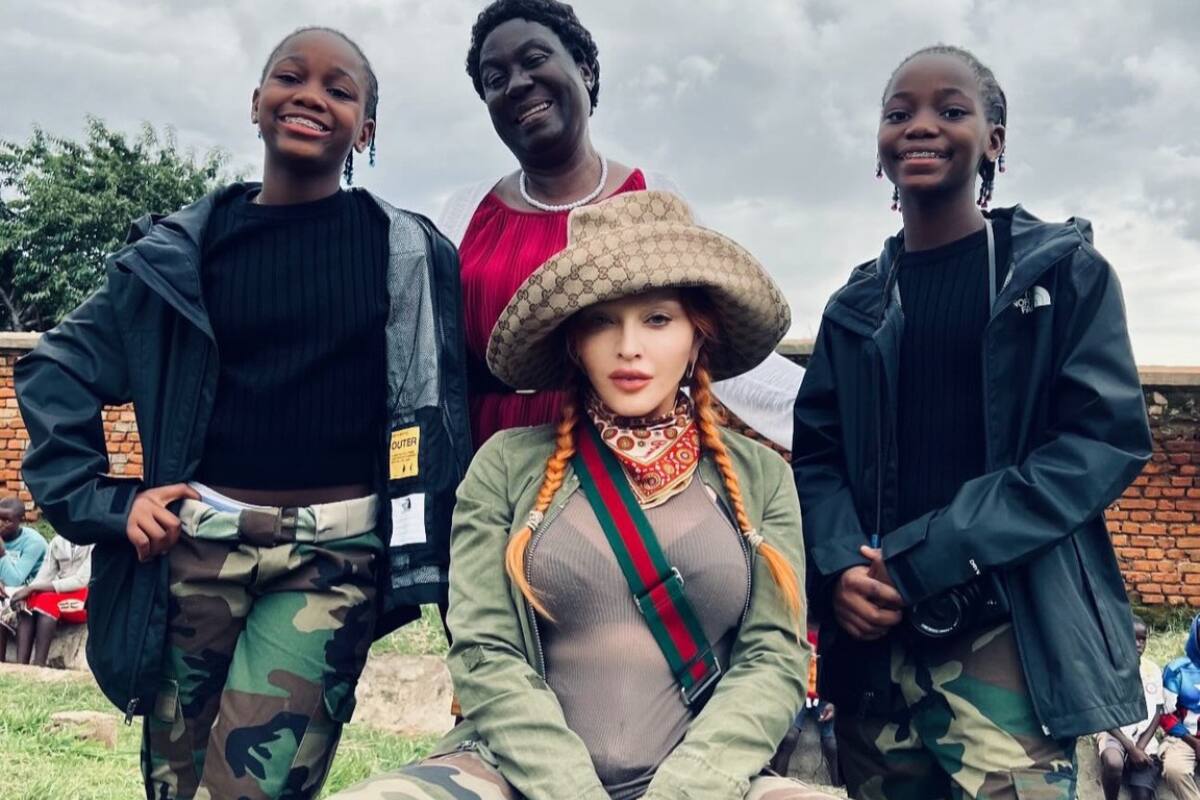 posó con sus hijas gemelas en Malawi.