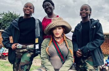 Madonna realizó especial viaje junto a sus hijas gemelas al lugar donde nacieron