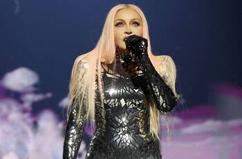 “¿Qué haces sentado?”: Madonna pide disculpas tras pedirle a fan en silla de ruedas que se ponga de pie