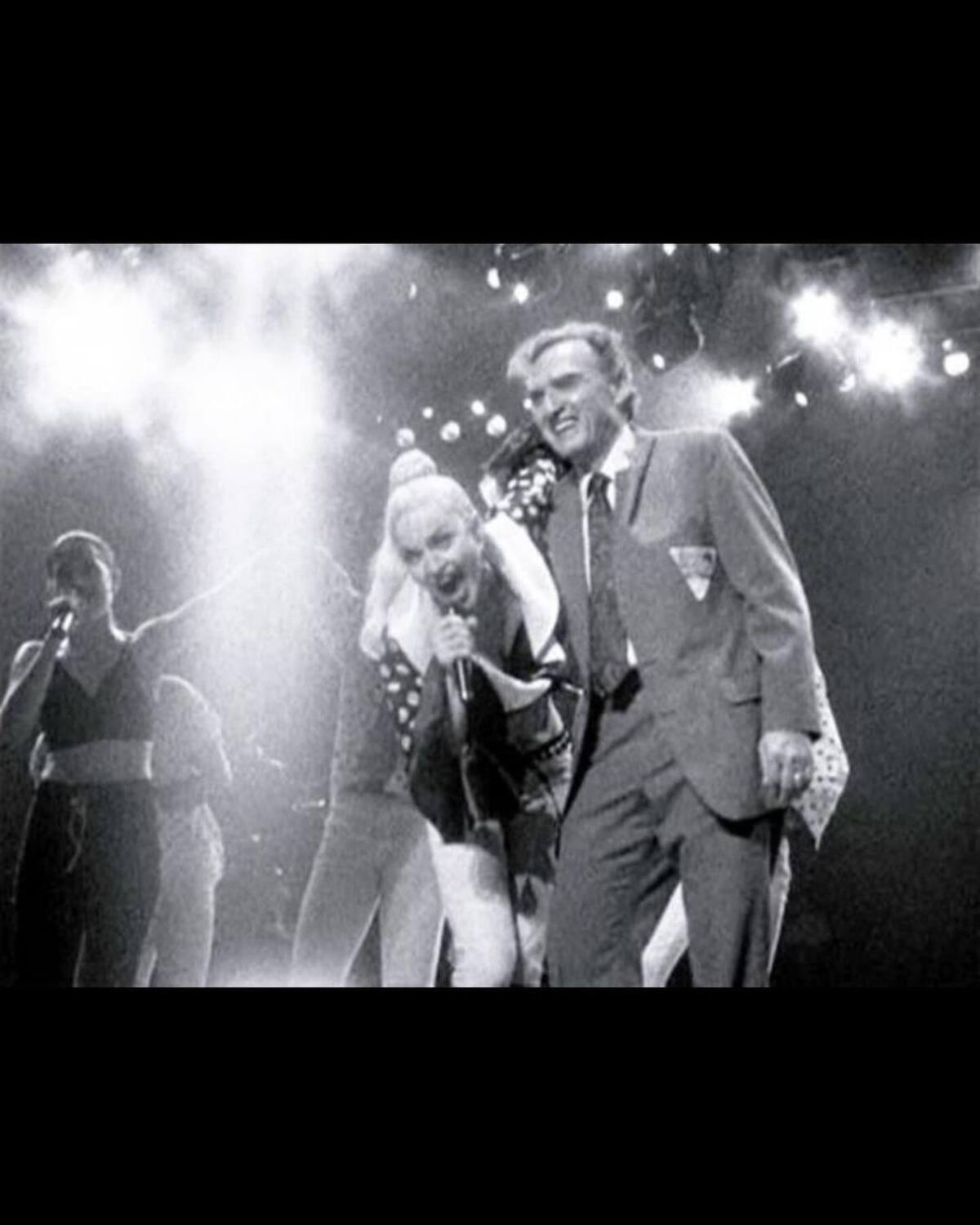 Madonna junto a su padre arriba del escenario
