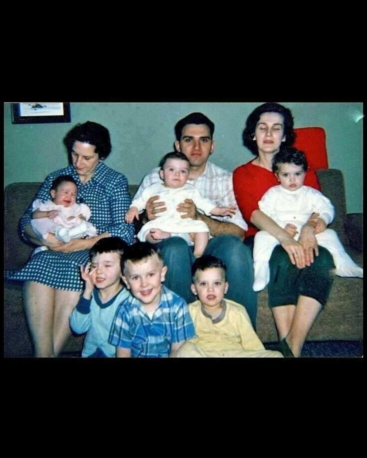 Los padre de Madonna junto a ella y sus hermanos