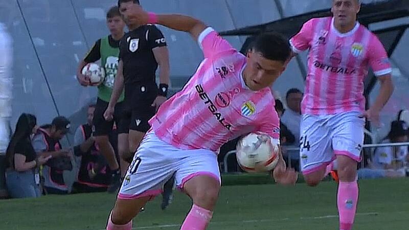 VIDEO | ¡Colo Colo sigue con vida! Así fue la mano que le cobraron a Magallanes cuando abría la cuenta