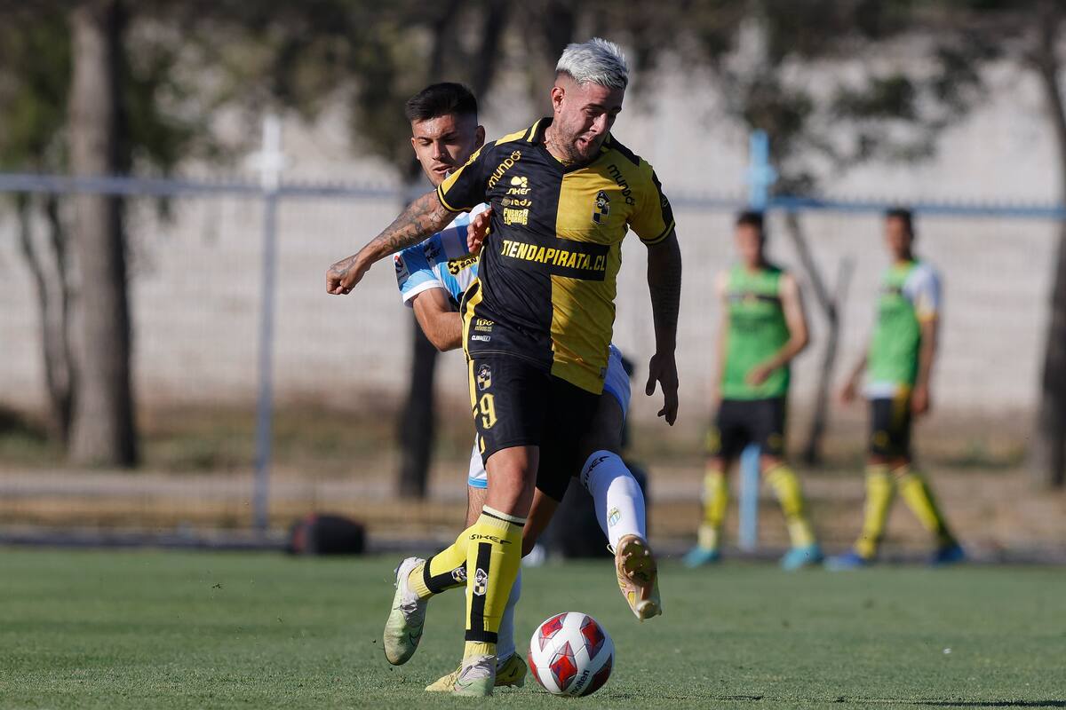 El jugador de Magallanes Matias Vasquez, derecha, disputa el balon contra Rodrigo Holgado de Coquimbo Unido