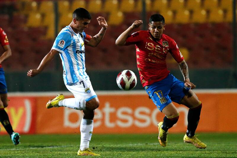 Acción del partido por Copa Chile disputado a mitad de semana entre Carabeleros e Hispanos en el Estadio Santa Laura. Foto: Agencia Aton.