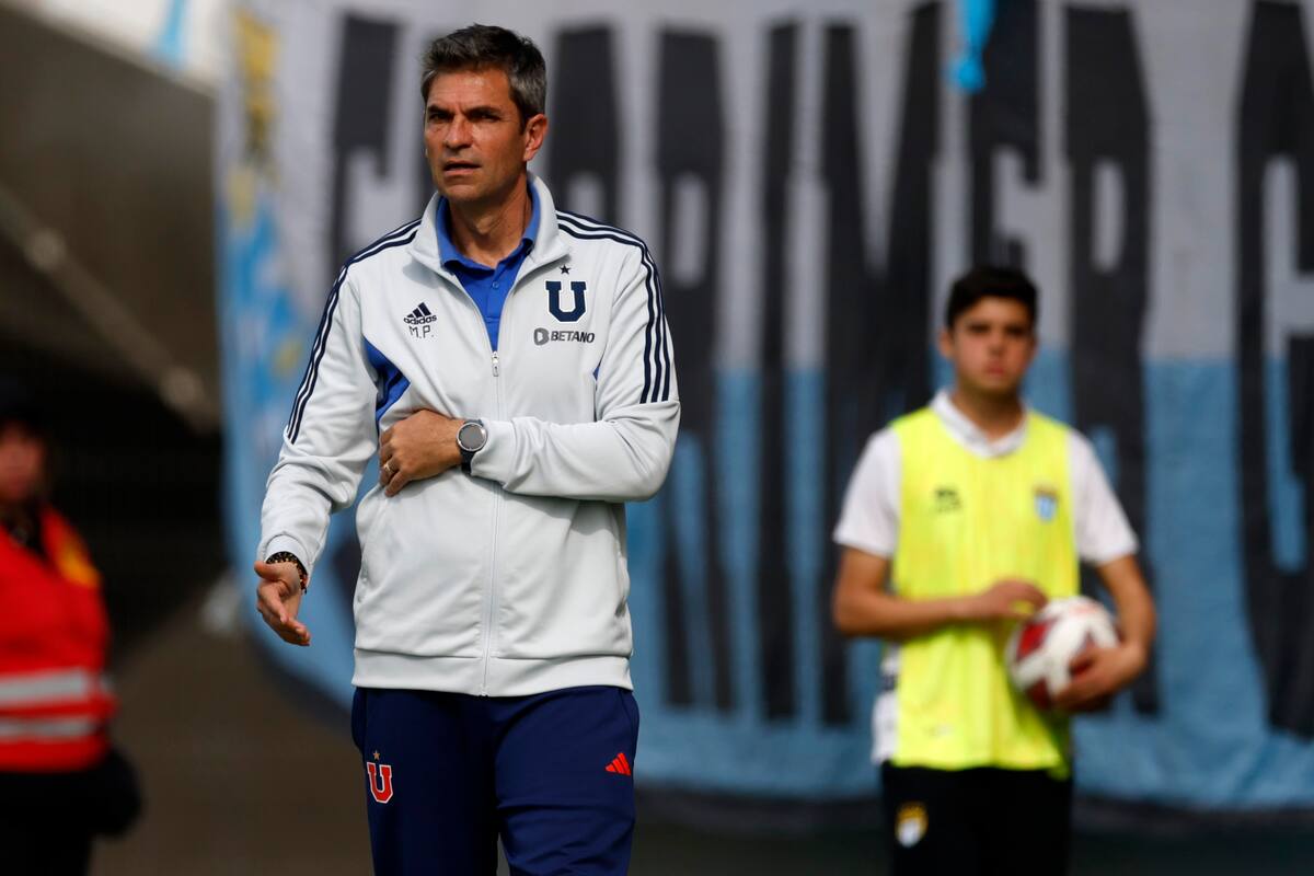 El entrenador de Universidad de Chile Mauricio Pellegrino es fotografiado durante el partido de primera division contra Magallanes