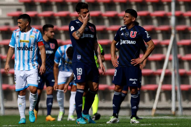 Jugadores de Universidad de Chile tras el partido de primera division contra Magallanes