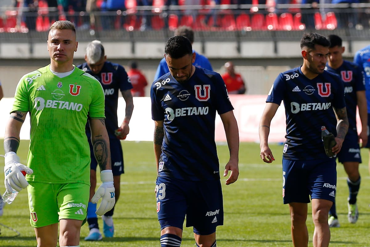 Jugadores de Universidad de Chile tras el partido de primera division contra Magallanes