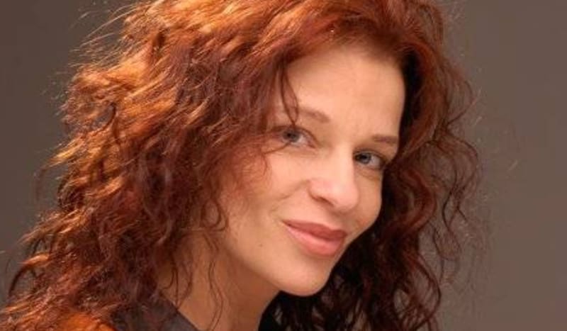 Está orgullosa por el logro académico de su hija