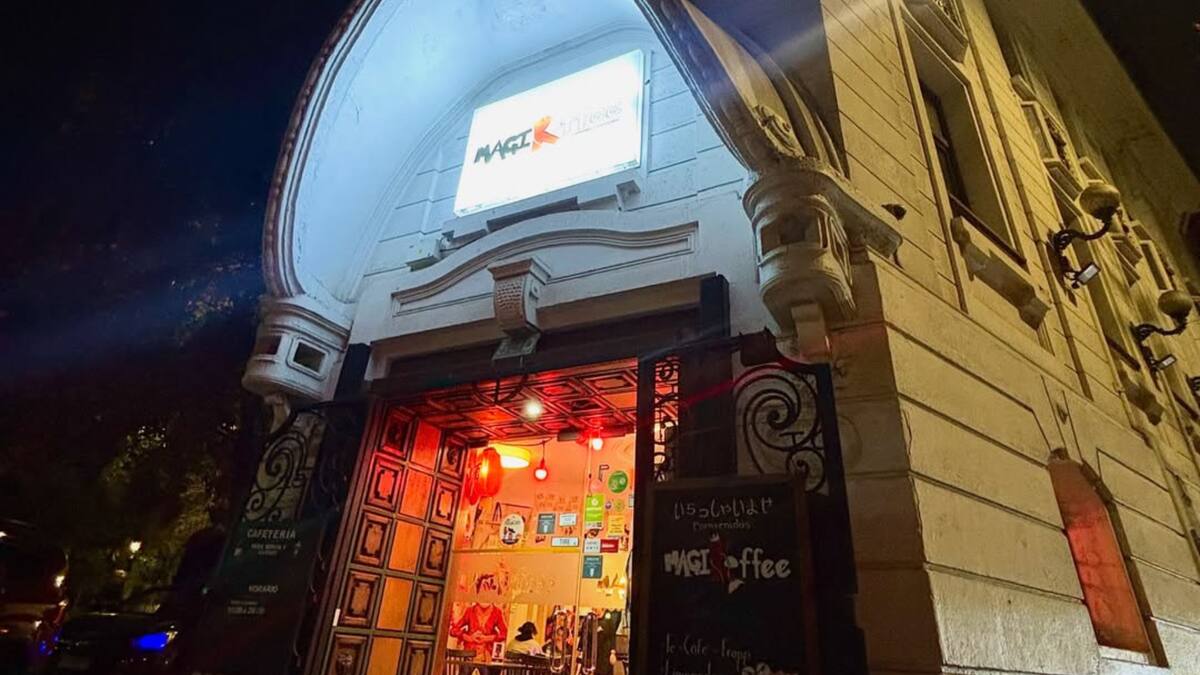 La cafetería con temática japonesa que es furor en Santiago: ofrece frappés y dulces tradicionales