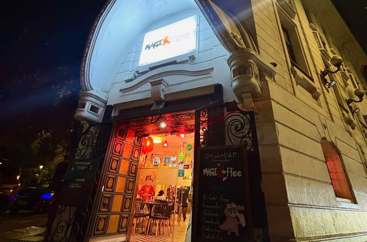 La cafetería con temática japonesa que es furor en Santiago: ofrece frappés y dulces tradicionales