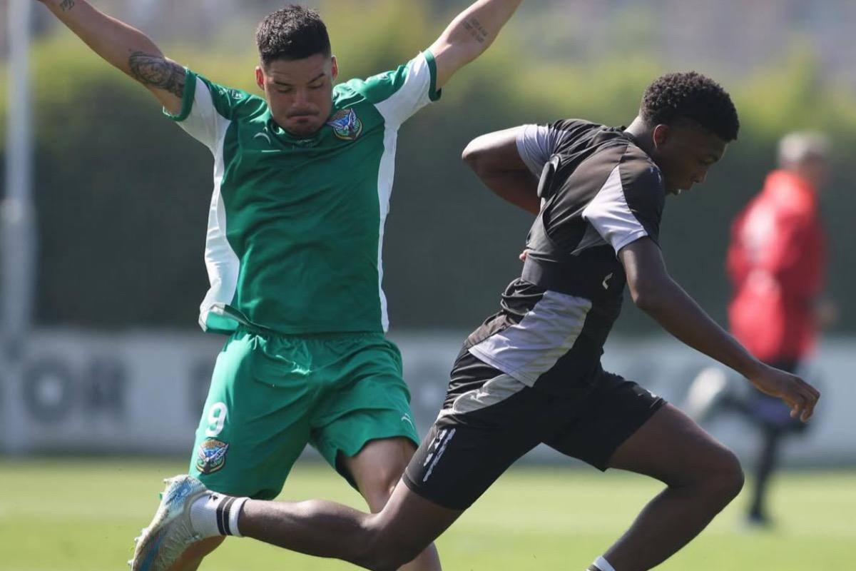 El delantero está teniendo sus primeras experiencias en el plantel adulto de Colo Colo. Foto: Colo Colo Oficial.