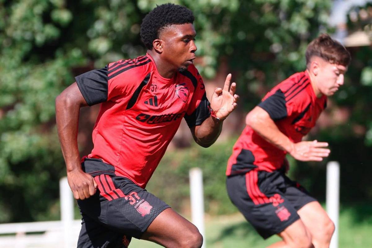 Ambos futbolistas juveniles fueron subidos al primer equipo por la falta de extremos de Colo Colo. Foto: Colo Colo Oficial.