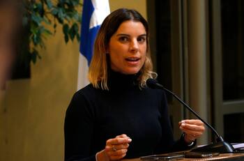 Diputada Maite Orsini sufre robo de su celular mientras transitaba por Santiago