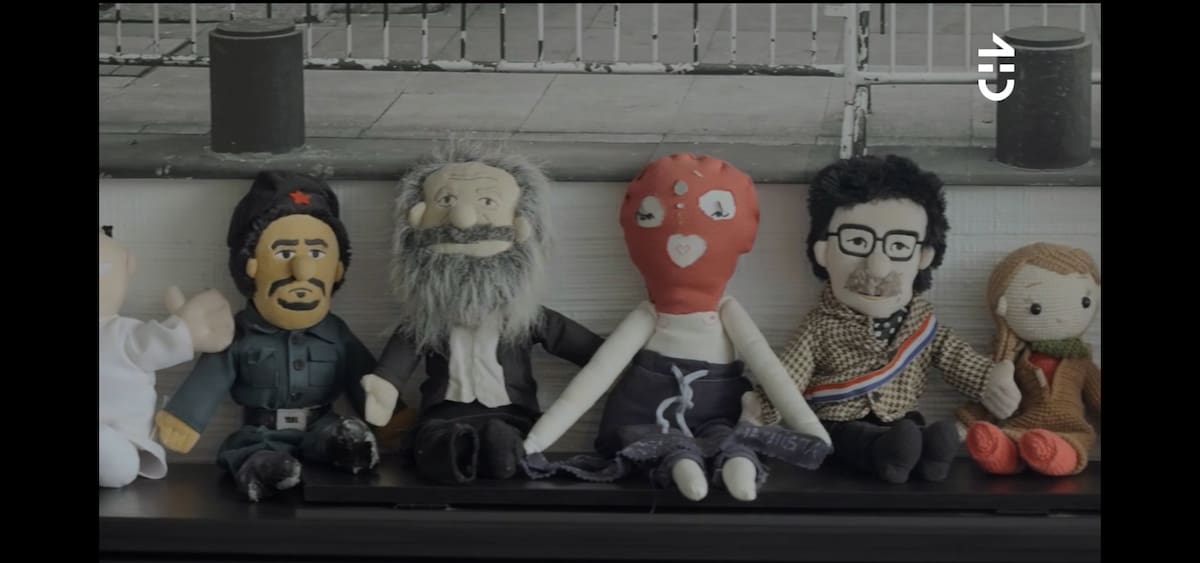 Los diversos peluches de la diputada.