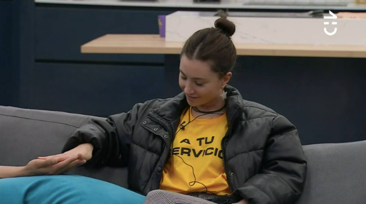 Maite Phillips acariciando la mano de Sebastián Ramírez. Foto: CHV.