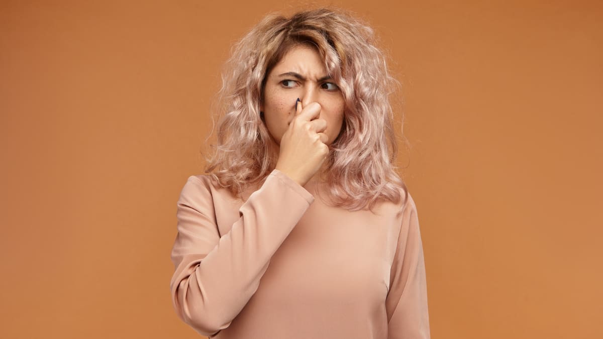 ¿Tus poleras huelen mal incluso luego de lavarla? Con este truco puedes eliminar por completo el mal olor