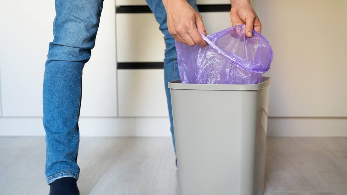 Sin necesidad de gastar de más: Esta es la mejor manera de eliminar el mal olor de los basureros