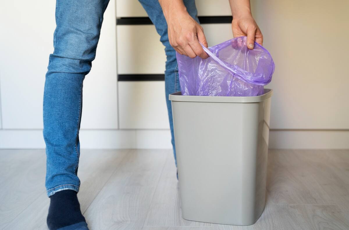 Sin necesidad de gastar de más: Esta es la mejor manera de eliminar el mal olor de los basureros