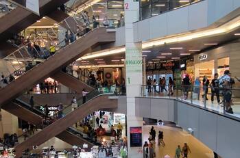 Conocida marca de ropa cierra su tienda en el Costanera Center: hay ofertas de hasta 80% de descuento