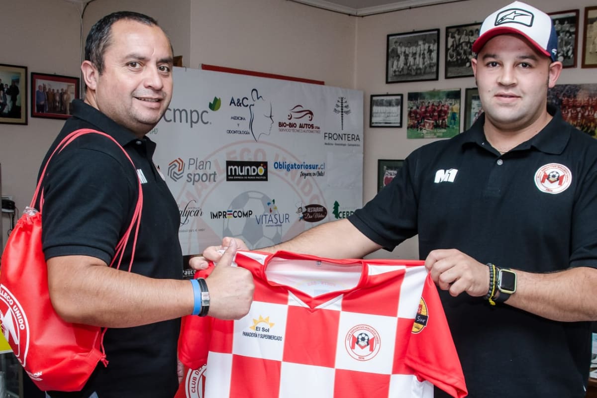 Malleco Unido recibe camisetas de regalo por parte de sus hinchas. Foto: Malleco Unido