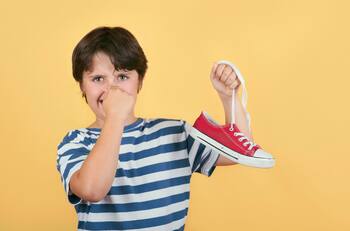 Con estos productos del hogar puedes quitar el mal olor de tus zapatos