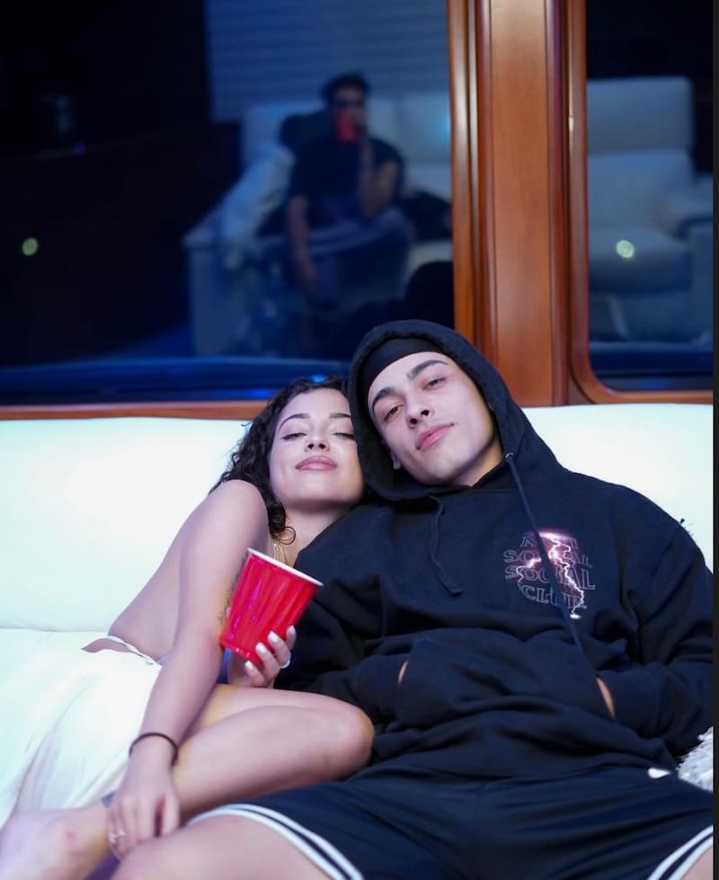 La romántica postal de Malu Trevejo y Trueno.