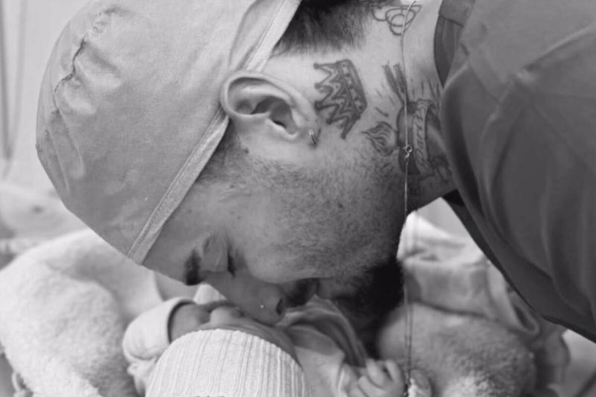 recibió la llegada de su hija en medio de una polémica.