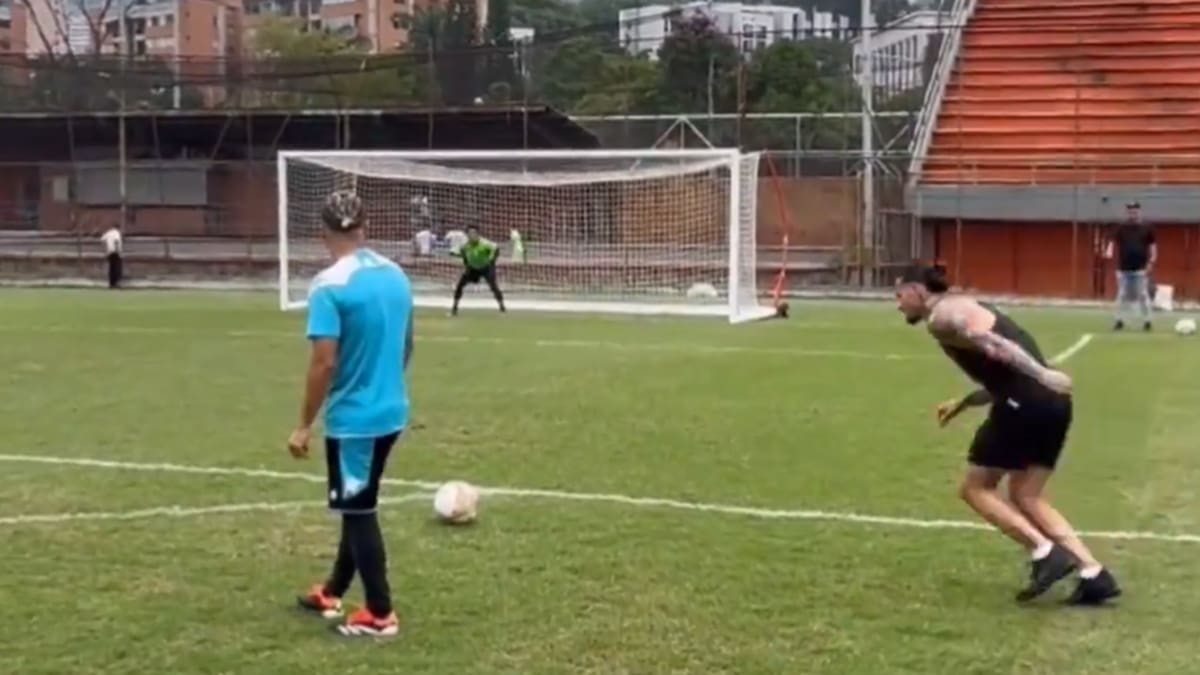 VIDEO | La puso al ángulo: Maluma mostró su talento futbolístico junto a estrella colombiana