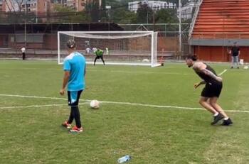 VIDEO | La puso al ángulo: Maluma mostró su talento futbolístico junto a estrella colombiana