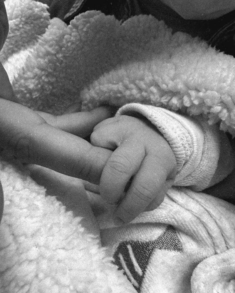compartió en redes sociales fotos del nacimiento de su hija.