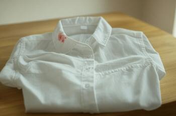 Con estos trucos podrás eliminar las manchas de maquillaje de tu ropa