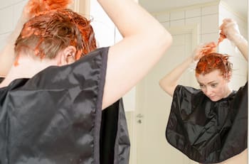 Ni vinagre ni amoniaco: este es el truco casero para quitar las manchas de tinte para cabello de la ropa