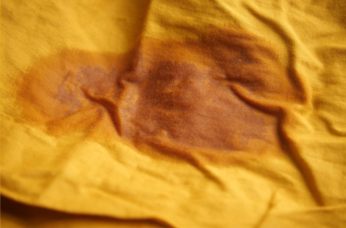 Ni vinagre ni sal: este es el truco infalible para quitar las manchas de aceite en la ropa
