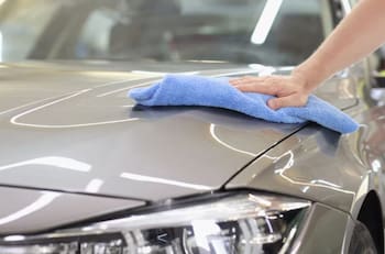 Cuida tu vehículo en invierno: este truco casero te ayudará a quitar las manchas de agua del capot