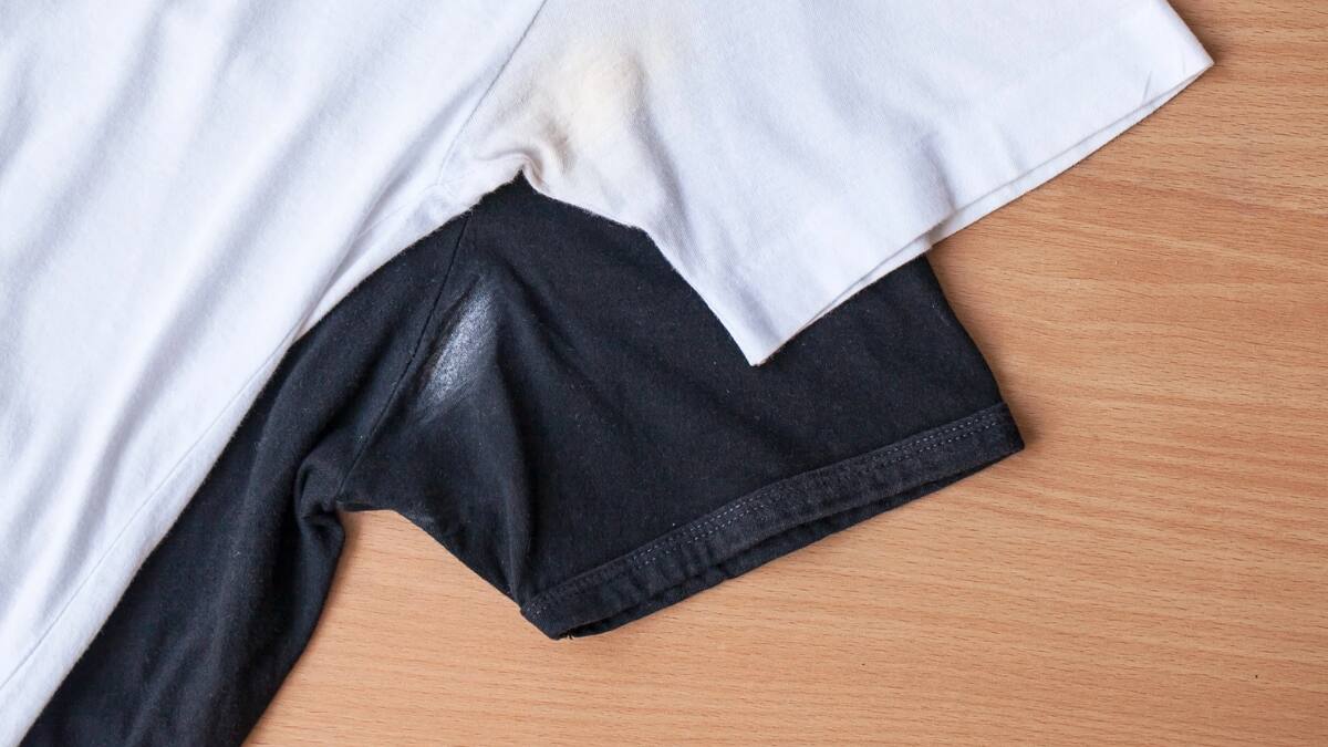 Cómo quitar las manchas de desodorante de tu ropa fácil y rápido usando solo dos ingredientes