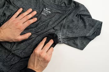 Ni detergente ni cloro: Así puedes quitar las manchas de desodorante fácilmente de tus prendas