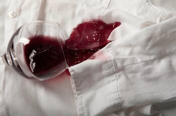 Te enseñamos el truco definitivo para quitar las manchas de vino tinto de tu ropa y tus muebles