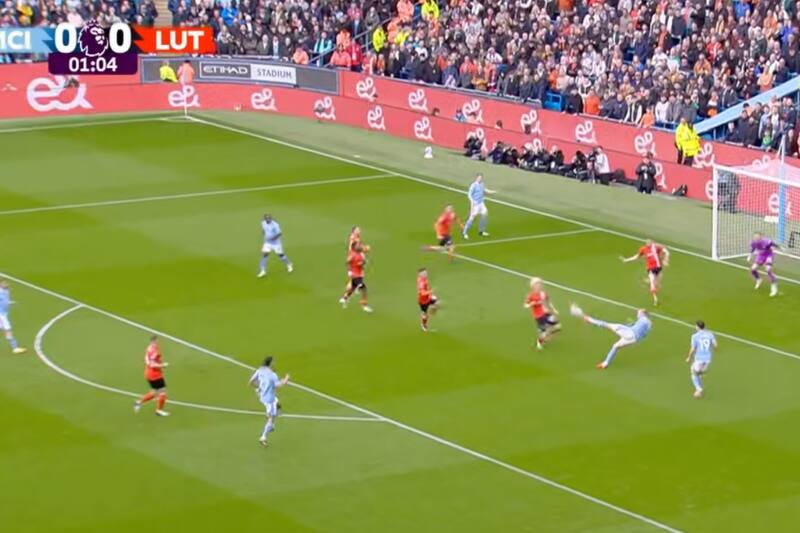 queda puntero de Premier League con este autogol.