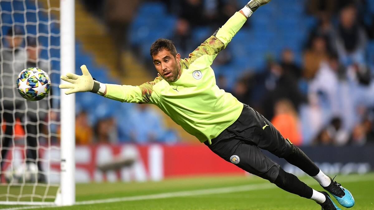 Claudio Bravo dio negativo a segundo test PCR y tuvo su primer entrenamiento grupal con el Betis